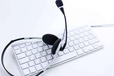 Çağrı merkezi ve müşteri hizmet yardım masası. VoIP kulaklık dizüstü bilgisayar klavye