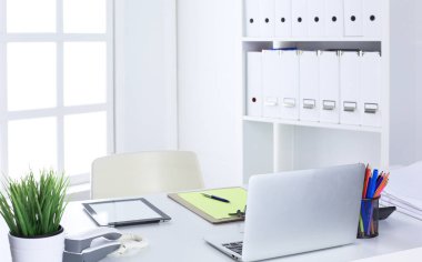 Ofis Masaları boş not defteri ve dizüstü bilgisayar ile