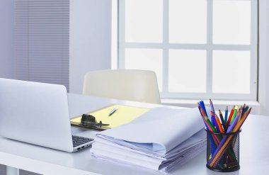 Ofis Masaları boş not defteri ve dizüstü bilgisayar ile
