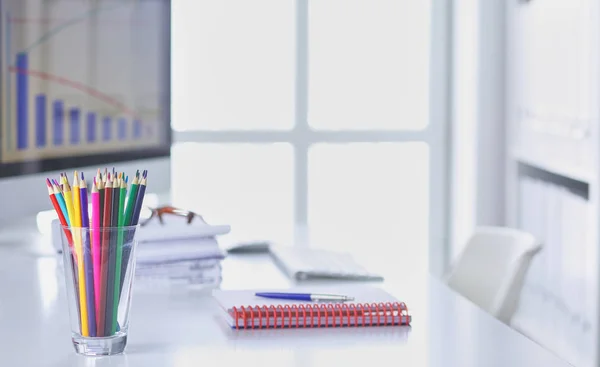 Mesa de escritório com bloco de notas em branco e laptop — Fotografia de Stock