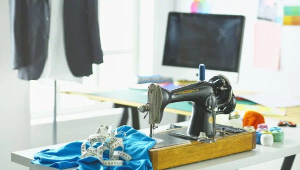 Retro šicí stroj na ploše značkové oblečení — Stock fotografie