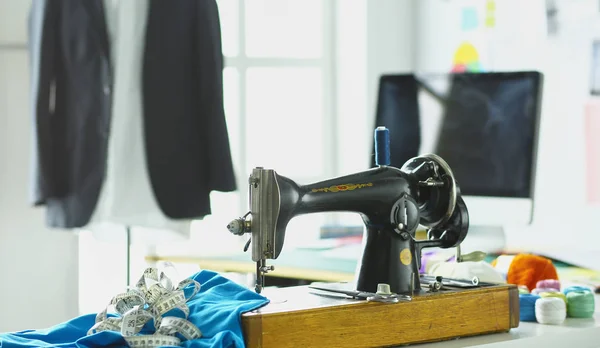 Retro šicí stroj na ploše značkové oblečení — Stock fotografie