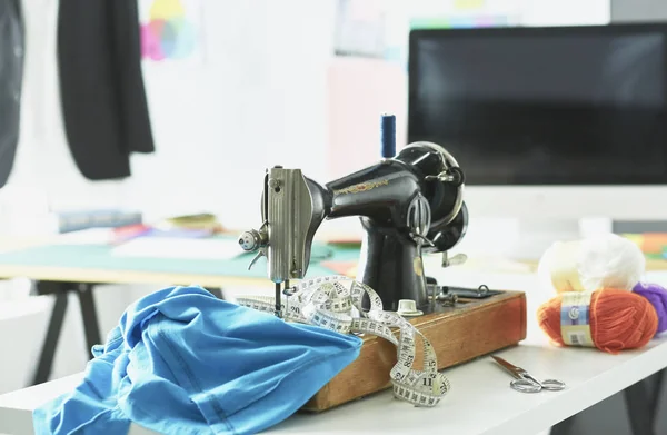 Ρετρό ράβοντας μηχανή επιφάνεια εργασίας ρούχα σχεδιαστών — Φωτογραφία Αρχείου