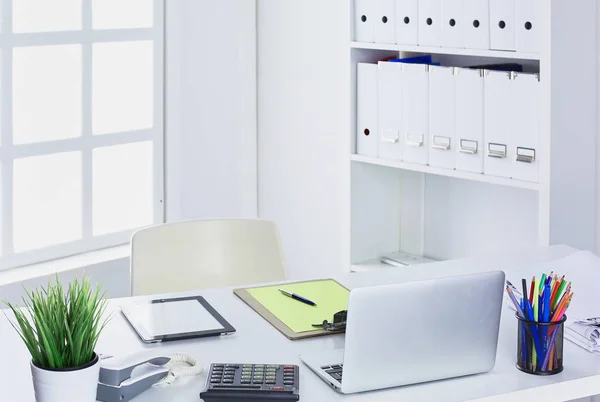 Maqueta de presentación de espacio de trabajo, Computadora de escritorio y supp oficina — Foto de Stock