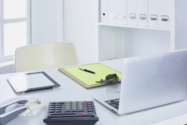 Mesa de escritório com bloco de notas em branco e laptop — Fotografia de Stock