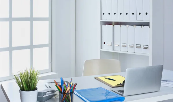 Mesa de oficina con bloc de notas en blanco y portátil —  Fotos de Stock