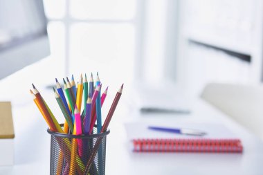 Grafit kalem metal ızgara-kapsayıcı Ofis masaları.