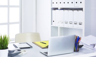 Çalışma alanı sunum mockup, masaüstü bilgisayar ve ofis supp