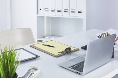 Çalışma alanı sunum mockup, masaüstü bilgisayar ve ofis supp