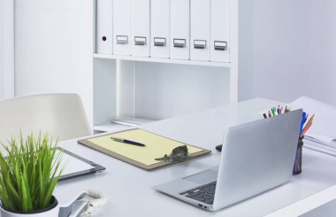 Çalışma alanı sunum mockup, masaüstü bilgisayar ve ofis supp