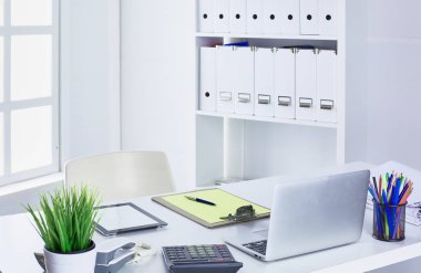 Çalışma alanı sunum mockup, masaüstü bilgisayar ve ofis supp