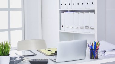 Çalışma alanı sunum mockup, masaüstü bilgisayar ve ofis supp