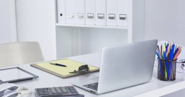 Çalışma alanı sunum mockup, masaüstü bilgisayar ve ofis supp