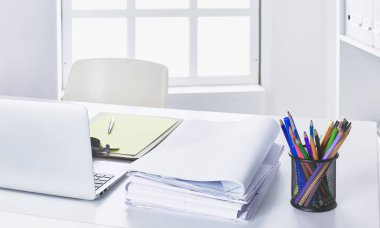 Çalışma alanı sunum mockup, masaüstü bilgisayar ve ofis supp