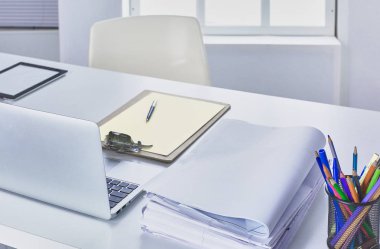 Çalışma alanı sunum mockup, masaüstü bilgisayar ve ofis supp