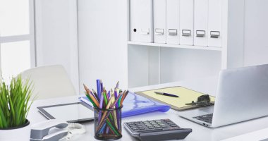 Çalışma alanı sunum mockup, masaüstü bilgisayar ve ofis supp