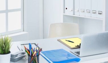 Çalışma alanı sunum mockup, masaüstü bilgisayar ve ofis supp