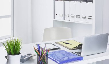Çalışma alanı sunum mockup, masaüstü bilgisayar ve ofis supp
