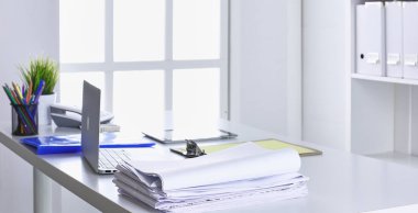 Çalışma alanı sunum mockup, masaüstü bilgisayar ve ofis supp