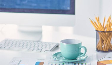 Bir fincan kahve üzerinde Ofis masaları