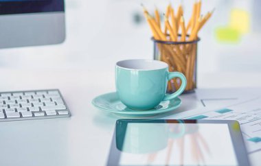 Bir fincan kahve üzerinde Ofis masaları