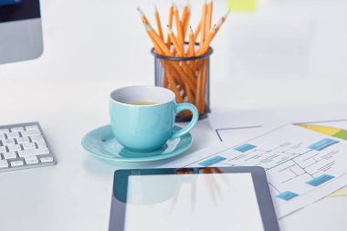 Bir fincan kahve üzerinde Ofis masaları