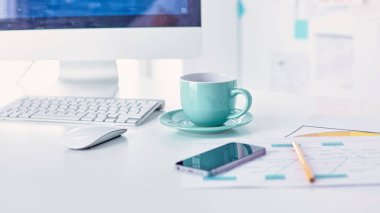 Bir fincan kahve üzerinde Ofis masaları