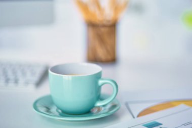 Bir fincan kahve üzerinde Ofis masaları