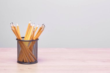 Grafit kalem bir metal ızgara-kap içinde. Kavramı