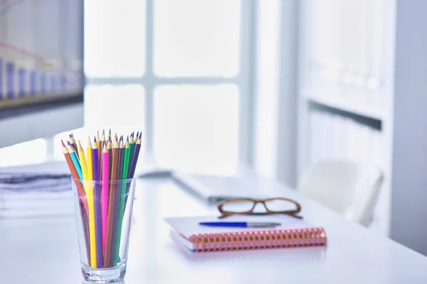 Grafiet potloden in een glas raster-container op de office-tafel. — Stockfoto