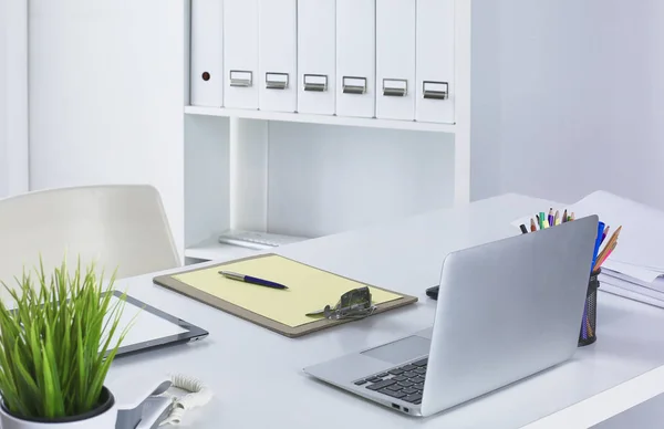 Maqueta de presentación de espacio de trabajo, Computadora de escritorio y supp oficina — Foto de Stock