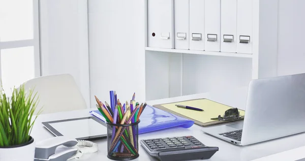 Maqueta de presentación de espacio de trabajo, Computadora de escritorio y supp oficina —  Fotos de Stock