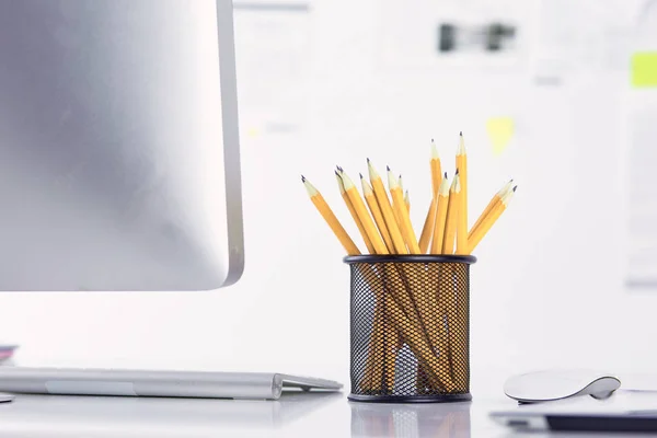 Grafiet potloden in een metalen raster-container op de office-tafel. — Stockfoto