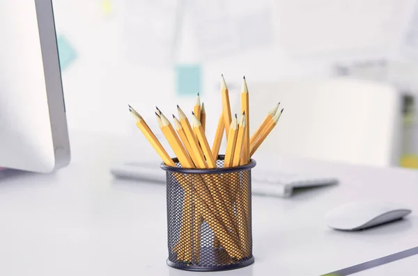 Grafiet potloden in een metalen raster-container op de office-tafel. — Stockfoto