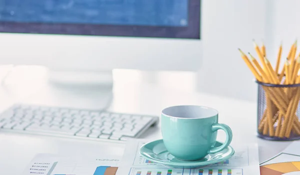 Une tasse de café sur la table du bureau — Photo