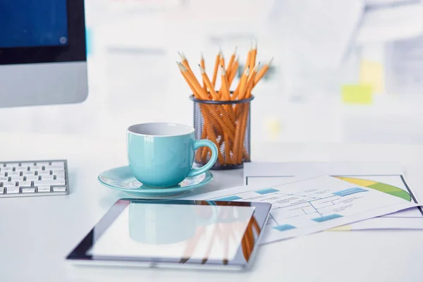 Una taza de café en la mesa de la oficina — Foto de Stock