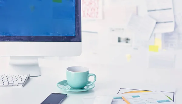 Una taza de café en la mesa de la oficina — Foto de Stock