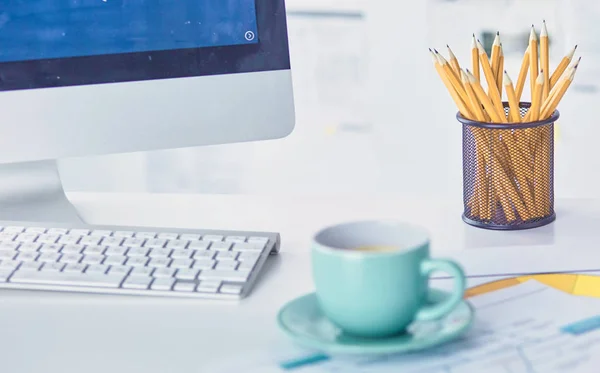 Une tasse de café sur la table du bureau — Photo