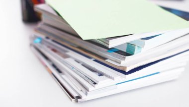 Çalışma alanı sunum mockup, masaüstü bilgisayar ve ofis malzemeleri mermer masanın üzerinde