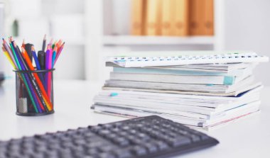 Çalışma alanı sunum mockup, masaüstü bilgisayar ve ofis malzemeleri mermer masanın üzerinde