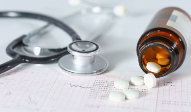 stetoskop, ilaç, sağlık odası üzerinde mavi arka plan üstten görünüm mockup şişeleri