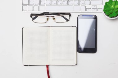 Her gün, bir bilgisayar ve masaüstü ofis bir akıllı telefon açmak