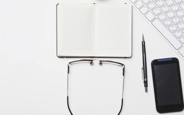 Her gün, bir bilgisayar ve masaüstü ofis bir akıllı telefon açmak