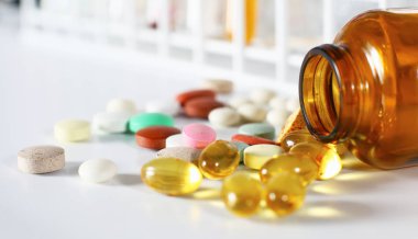 Tıbbi ilaçlar ve bir şişe masanın üstüne yalan. Tıp kavramı