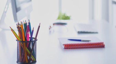 Grafit kalem metal ızgara-kapsayıcı Ofis masaları.