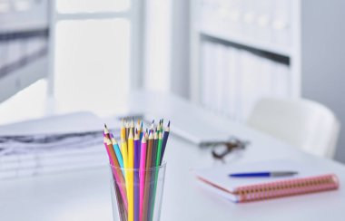 Grafit kalem Ofis masaları cam bardakta. Kavramı