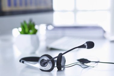 İletişim destek, çağrı merkezi ve müşteri hizmet yardım masası. VoIP kulaklık dizüstü bilgisayar klavye