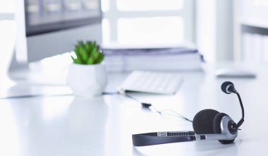 İletişim destek, çağrı merkezi ve müşteri hizmet yardım masası. VoIP kulaklık dizüstü bilgisayar klavye
