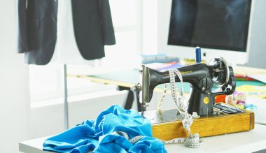 Giysi tasarımcısı masaüstünde Retro dikiş makinesi