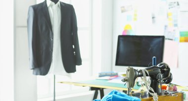 Giysi tasarımcısı masaüstünde Retro dikiş makinesi